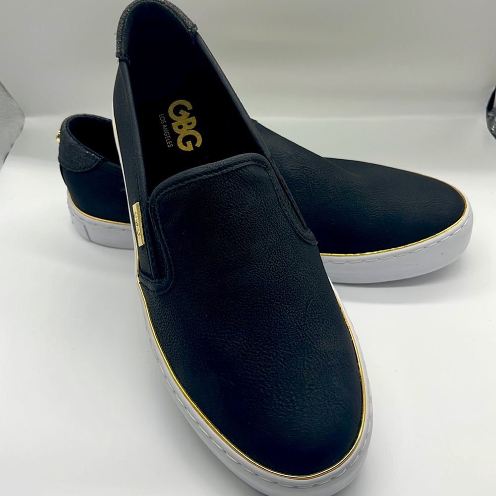 Black genuine leather G by Guess slip on sneakers!